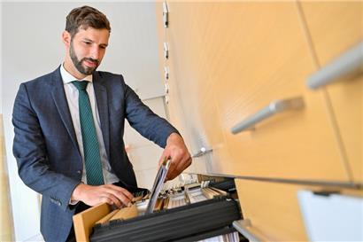 Die laufenden Chamber-Arbeiten fest im Blick: Marc Weyrich und der „Service logistique et technique“
