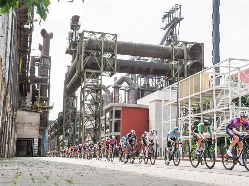 Sprint-Finish der letzten Etappe in Esch-Belval mit Radfahrern im engen Wettkampf um den Sieg