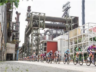 Sprint-Finish der letzten Etappe in Esch-Belval mit Radfahrern im engen Wettkampf um den Sieg