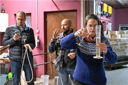 Winzerin Corinne Kox mischt Rivaner aus Edelstahltank und Holzfass für perfekten Wein-Feinabstimmung