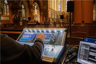Aufbau der Bühne mit Licht- und Tontechnik in der Kirche St. Martin für das Zeltik-Prelude Festival