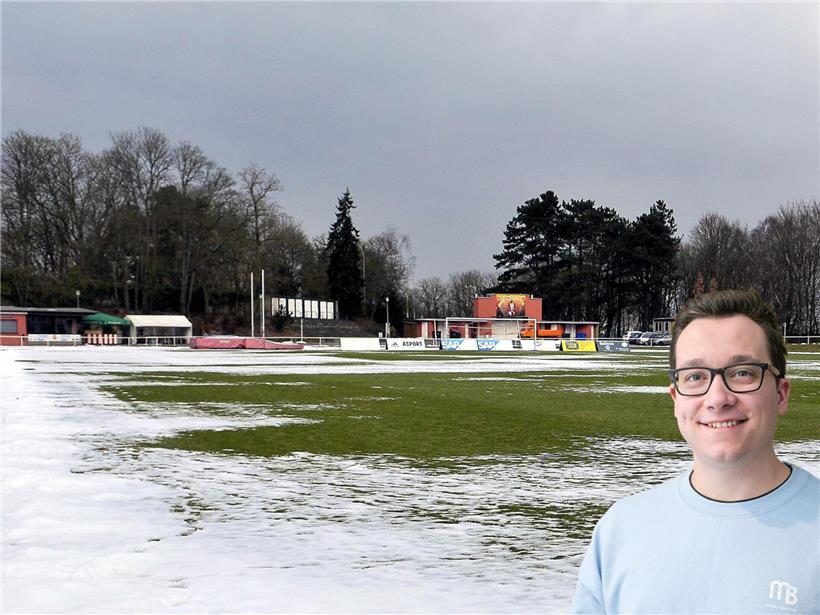 Letzte Schneereste auf grünem Frühlingsrasen vor dem vollständigen Frühjahrsauftauwetter