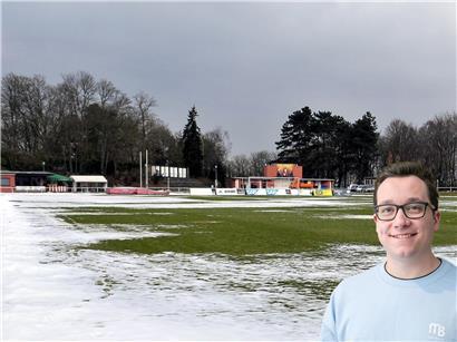 Letzte Schneereste auf grünem Frühlingsrasen vor dem vollständigen Frühjahrsauftauwetter