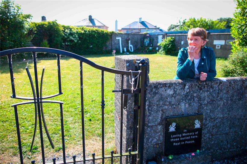 Die lokale Historikerin Catherine Corless auf dem Gelände des Heimes in Tuam, wo nun die Ausgrabungen stattfinden
