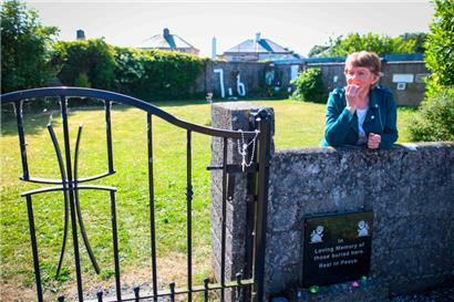 Die lokale Historikerin Catherine Corless auf dem Gelände des Heimes in Tuam, wo nun die Ausgrabungen stattfinden
