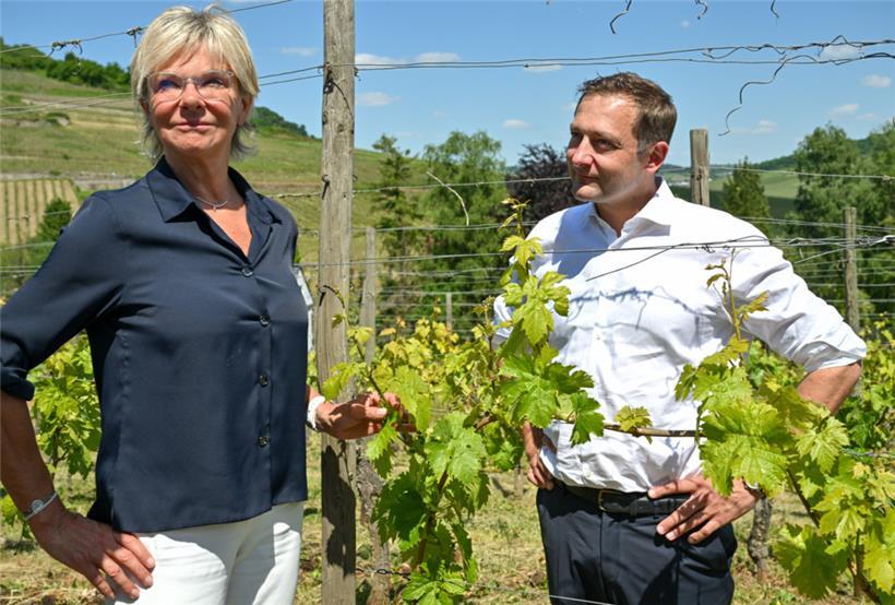 Die luxemburgische Landwirtschaftsministerin Martine Hansen und der EU-Landwirtschaftskommissar Christophe Hansen besuchten am Dienstag den Winzerbetrieb von Jeff Konsbrück in Ahn
