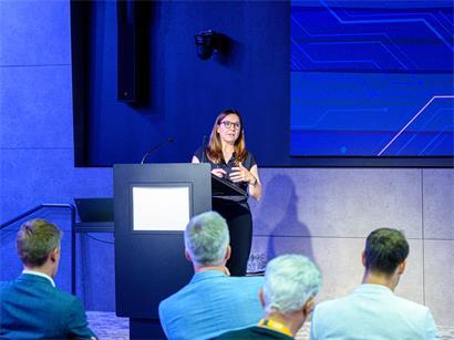 Stéphanie (DP) präsentiert die KI- und Datenstrategie der luxemburgischen Digitalisierungsregierung