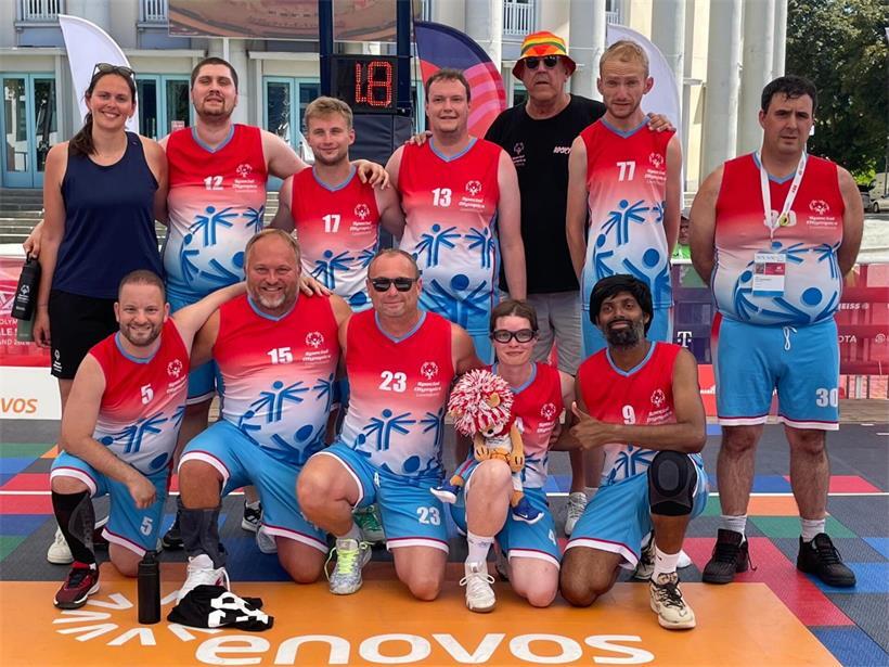 Luxemburgische Special Olympics Delegation bei Sportveranstaltung im Saarland, inklusive Athleten und Betreuer in Teamkleidung