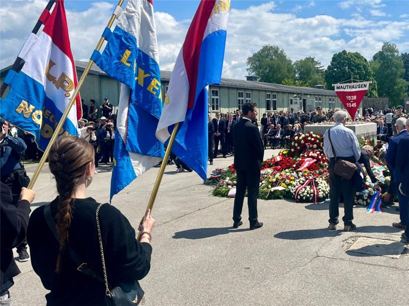 Die luxemburgischen Fahnenträgerinnen und -träger bei der Zeremonie