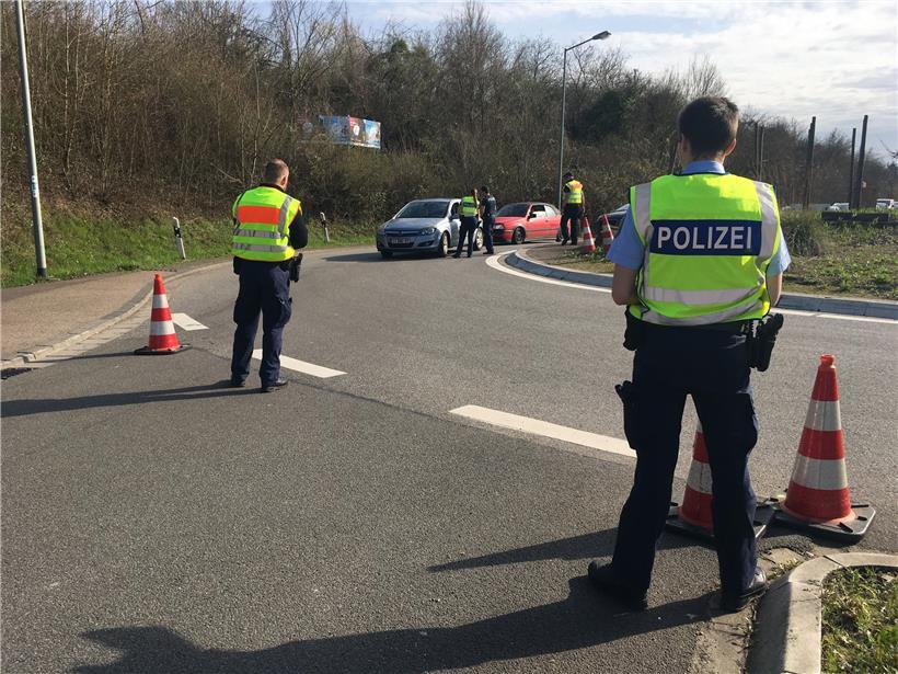 Die meisten Grenzen von Luxemburg nach Deutschland sind nur noch für Pendler und Warenverkehr geöffnet. Polizisten kontrollieren auch an den kleinen Grenzübergängen. 
