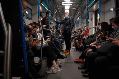 Die meisten Menschen tragen in der Moskauer Metro eine Maske
