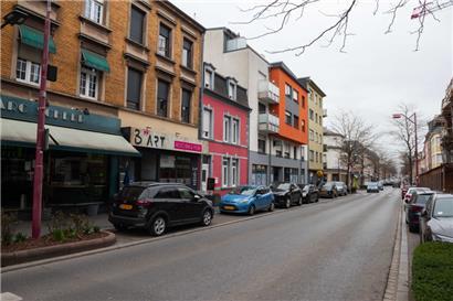 Die meisten Parkplätze entlang der Straßen sind regelmäßig belegt 
