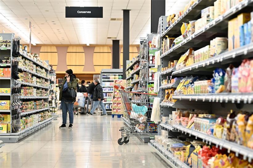 Supermarkt mit unveränderten Öffnungszeiten, Kunden im Eingangsbereich, aktuelle Einkaufszeiten ohne Änderungen