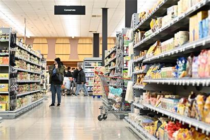 Supermarkt mit unveränderten Öffnungszeiten, Kunden im Eingangsbereich, aktuelle Einkaufszeiten ohne Änderungen