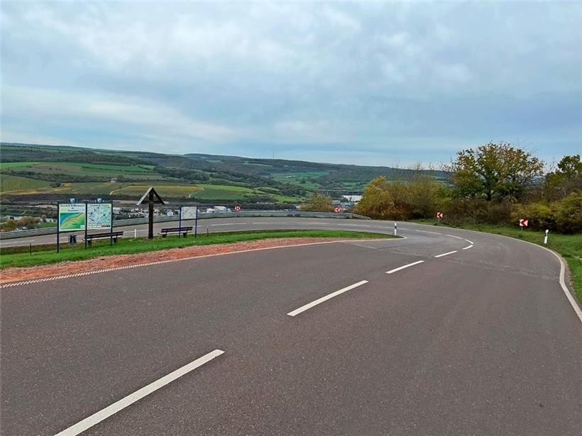 Die menschlichen Körperteile wurden im Bereich eines Parkplatzes in der Nähe des hölzernen Wegkreuzes bei Temmels gefunden
