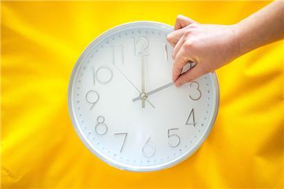 Die mitteleuropäische Sommerzeit beginnt am letzten Sonntag im März. In der Nacht von Samstag auf Sonntag werden die Uhren um 2 Uhr um eine Stunde auf 3 Uhr vorgestellt.

