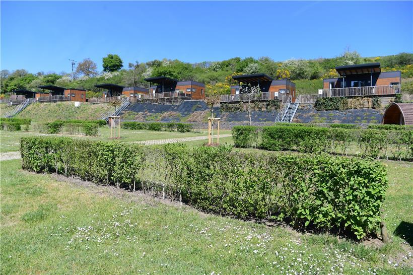 Die modernen Holzchalets auf dem Campingplatz gehören zum Konzept, mit dem die G...