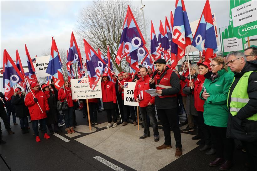 Die nächste Verhandlung vor dem Schlichtungsamt ist für den 27. Februar geplant. Sollte es dort nicht zu einer Einigung kommen, würden die Gewerkschaften weitere Protestaktionen veranstalten, sagt OGBL-Zentralsekretär David Angel (mit Mikrofon).
