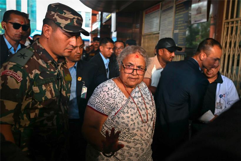 Die neu gewählte Premierministerin der Übergangsregierung Nepals, Sushila Karki (Mitte), kommt am 13. September 2025 im National Trauma Center Hospital an, um Opfer zu besuchen, die bei Zusammenstößen mit Sicherheitskräften verletzt wurden.
