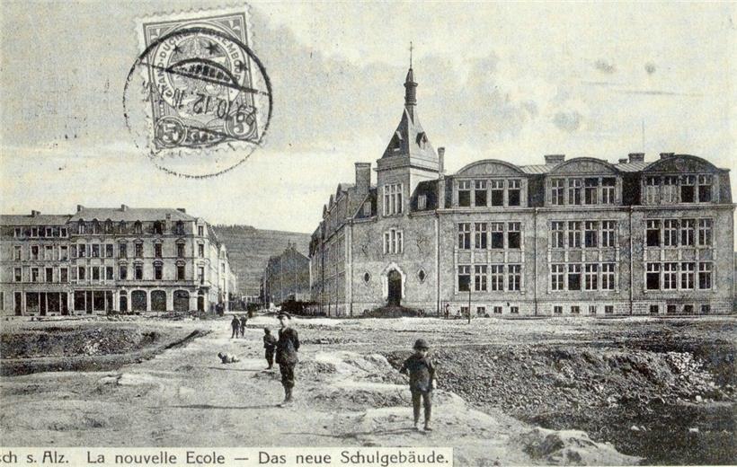 Die neue Brillschule und das Lefèvre-Gebäude befinden sich 1910 im Bau. Auf Initiative von Paul Flesch wurde ein Weg von der Brillstraße in Richtung Kanalstraße angelegt. Postkarte.
