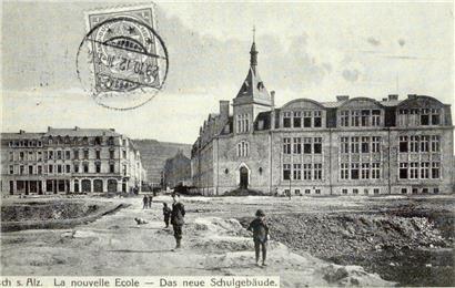 Die neue Brillschule und das Lefèvre-Gebäude befinden sich 1910 im Bau. Auf Initiative von Paul Flesch wurde ein Weg von der Brillstraße in Richtung Kanalstraße angelegt. Postkarte.
