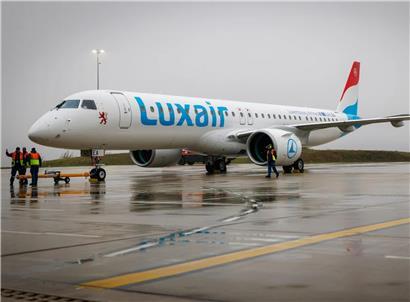 Embraer E195-E2 Flugzeug am Himmel, modernes Passagierflugzeug mit effizientem Design und leiser Triebwerkstechnologie