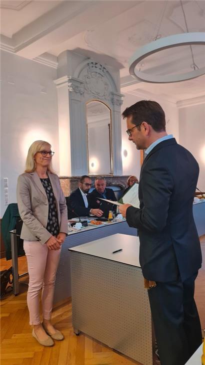 Die neue LSAP-Rätin Linda Künsch wurde am Freitagmorgen von Bürgermeister Laurent Zeimet vereidigt
