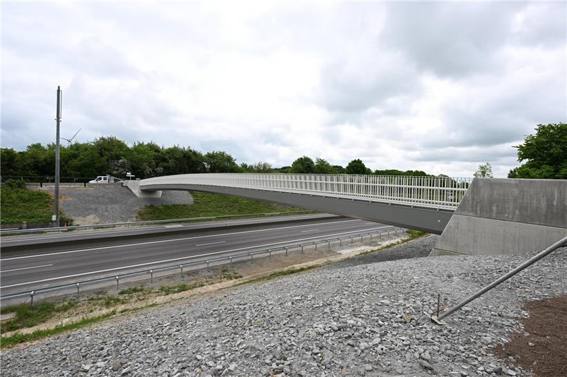Neue Muppebréck Stahlbrücke über 60 Meter lang, moderne Konstruktion, nachhaltige Infrastruktur in Luxemburg