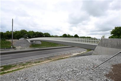 Neue Muppebréck Stahlbrücke über 60 Meter lang, moderne Konstruktion, nachhaltige Infrastruktur in Luxemburg