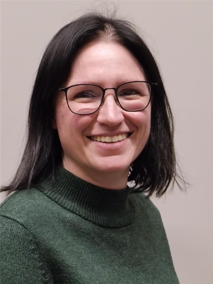 Porträt der neuen Präsidentin Mireille Duprel in professioneller Kleidung vor neutralem Hintergrund