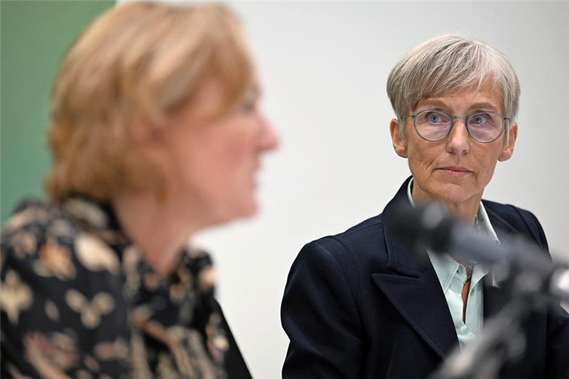Die neue Präsidentin des Gesundheitsobservatoriums Françoise Berthet zusammen mit Gesundheitsministerin Paulette Lenert bei der Vorstellung des Gesundheitsobservatoriums
