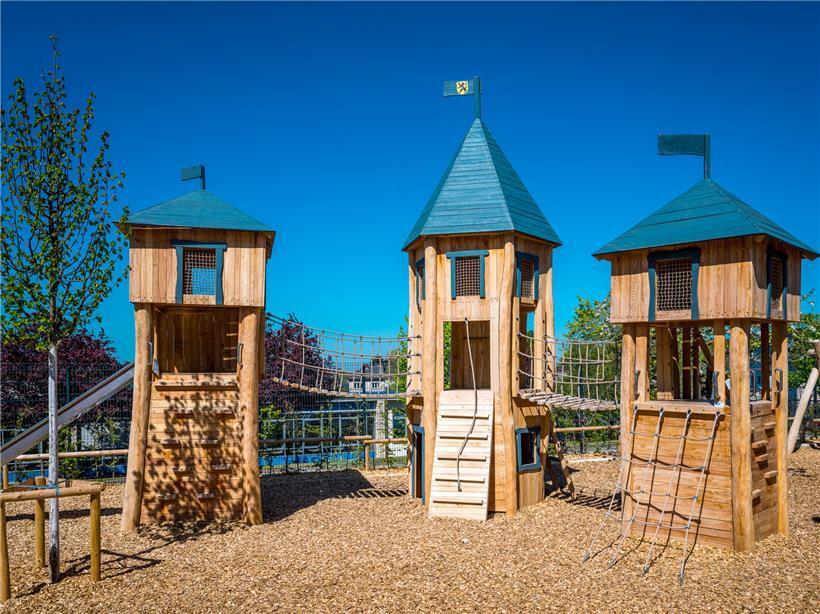 Moderne Spielburg auf dem neugestalteten Schulhof der Vorschule Wolkeschdahl mit Kletter- und Spielmöglichkeiten