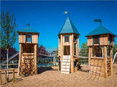 Moderne Spielburg auf dem neugestalteten Schulhof der Vorschule Wolkeschdahl mit Kletter- und Spielmöglichkeiten
