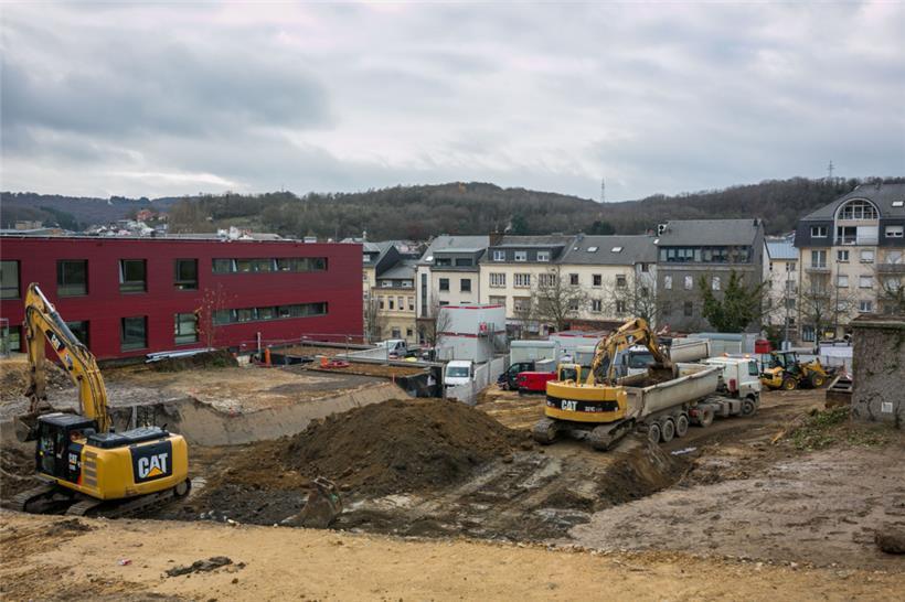 Die neue Sporthalle im Zentrum von Düdelingen soll spätestens Anfang 2024 öffnen. Im oberen Geschoss befindet sich die Mehrzweckhalle, im unteren Geschoss wird ein 25-Meter-Becken für den Schwimmsport eingerichtet.
