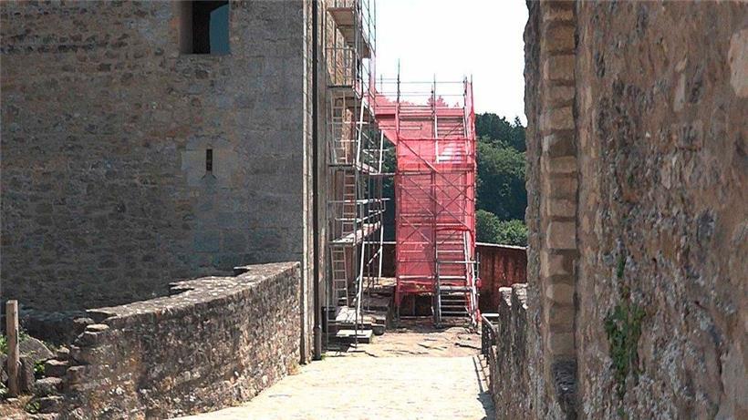 Die neue Treppe ist noch nicht einsatzbereit, deshalb wurde nun ein Provisorium errichtet, damit die Besucher in die Wohnetage des Kriechinger Hauses gelangen können
