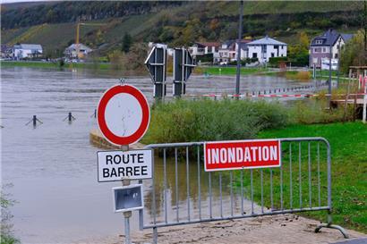 Die neue Uferpromenade in Ehnen unter Wasser
