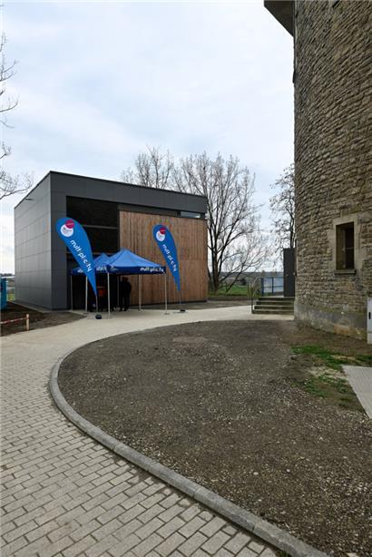 Die neue Wasserpump- und Aufbereitungsanlage auf dem Gelände des „Turbishaff“, rechts der alte Wasserturm aus den 1930er Jahren
