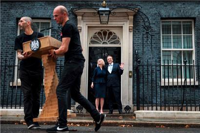 Die neue britische Premierministerin mit ihrem Mann Hugh bei ihrer Ankunft in der berühmten „Nummer zehn“
