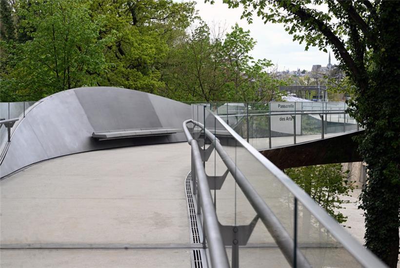 Die neue Fußgänger- und Fahrradbrücke bietet auch Sitzmöglichkeiten
