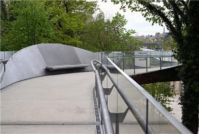 Die neue Fußgänger- und Fahrradbrücke bietet auch Sitzmöglichkeiten
