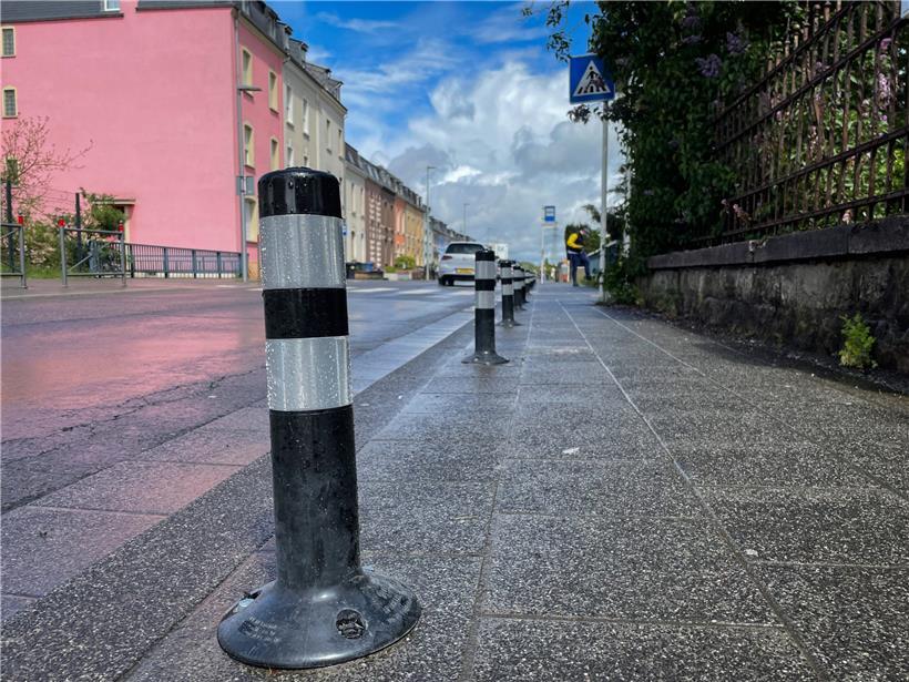 Die neuen Poller an der Ehleringer Straße
