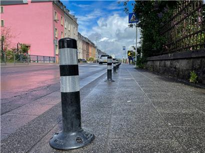 Die neuen Poller an der Ehleringer Straße
