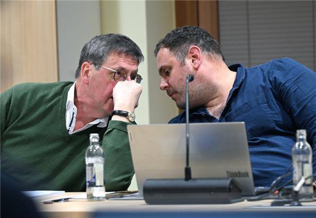 Die neuen Schöffen von Contern, Ari Arrensdorff („déi gréng“) und Pol Thomé (LSAP) beraten sich
