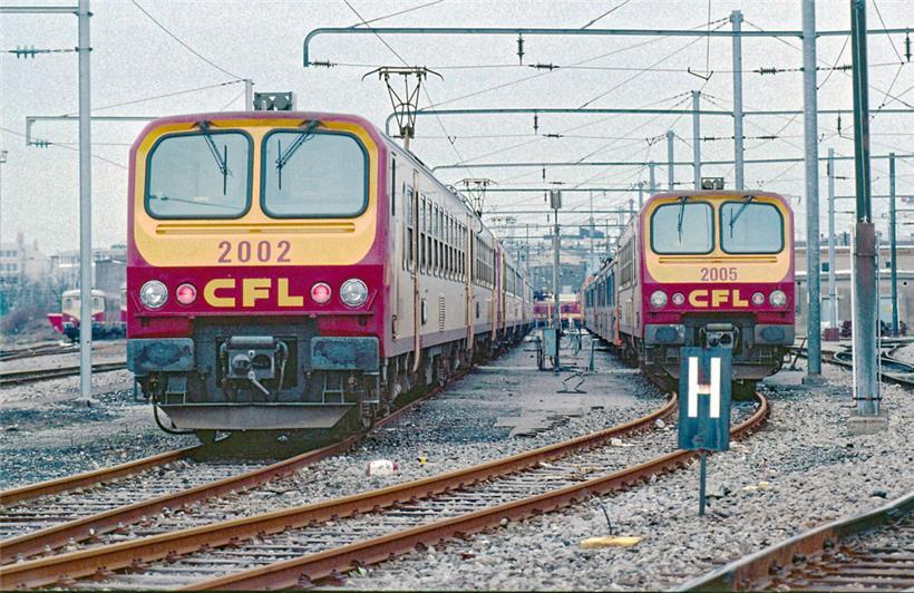 Die neuen Z2-Züge 1992 in ihrem Depot in Luxemburg-Stadt. Im Hintergrund ist lin...