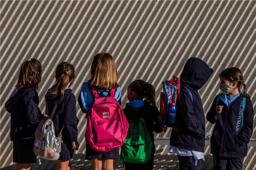 Die neuen sanitären Maßnahmen sollen den Schulbetrieb trotz Ansteckungsrisiko bei Kindern so normal und so sicher wie möglich gestalten
