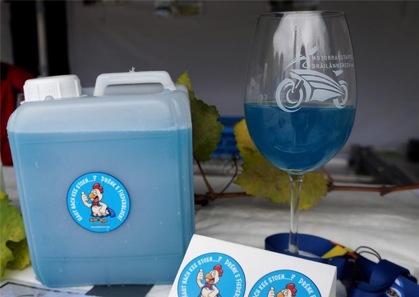 Die neueste Kreation: „Fiederbloen“, gemixt mit Blue Curaçao
