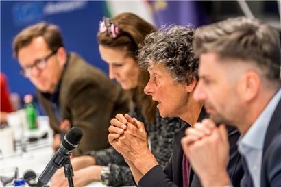 Die niederländische EP-Abgeordnete Tineke Strik (2.v.r.) und andere Ausschuss-Mitglieder während einer Mission in Budapest
