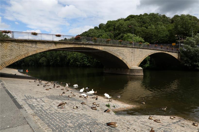 Die noch intakte Grenzbrücke vor dem schweren Verkehrsunfall im Juni
