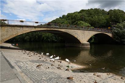 Die noch intakte Grenzbrücke vor dem schweren Verkehrsunfall im Juni
