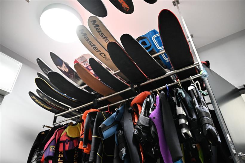 Die nötige Ausrüstung können Wassersportler vor Ort im Klubhaus von „Le Dauphin“...